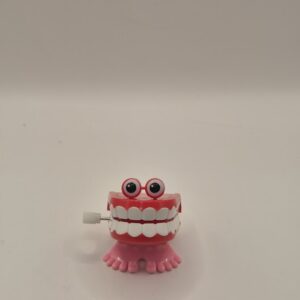 Robot de cuerda mordida